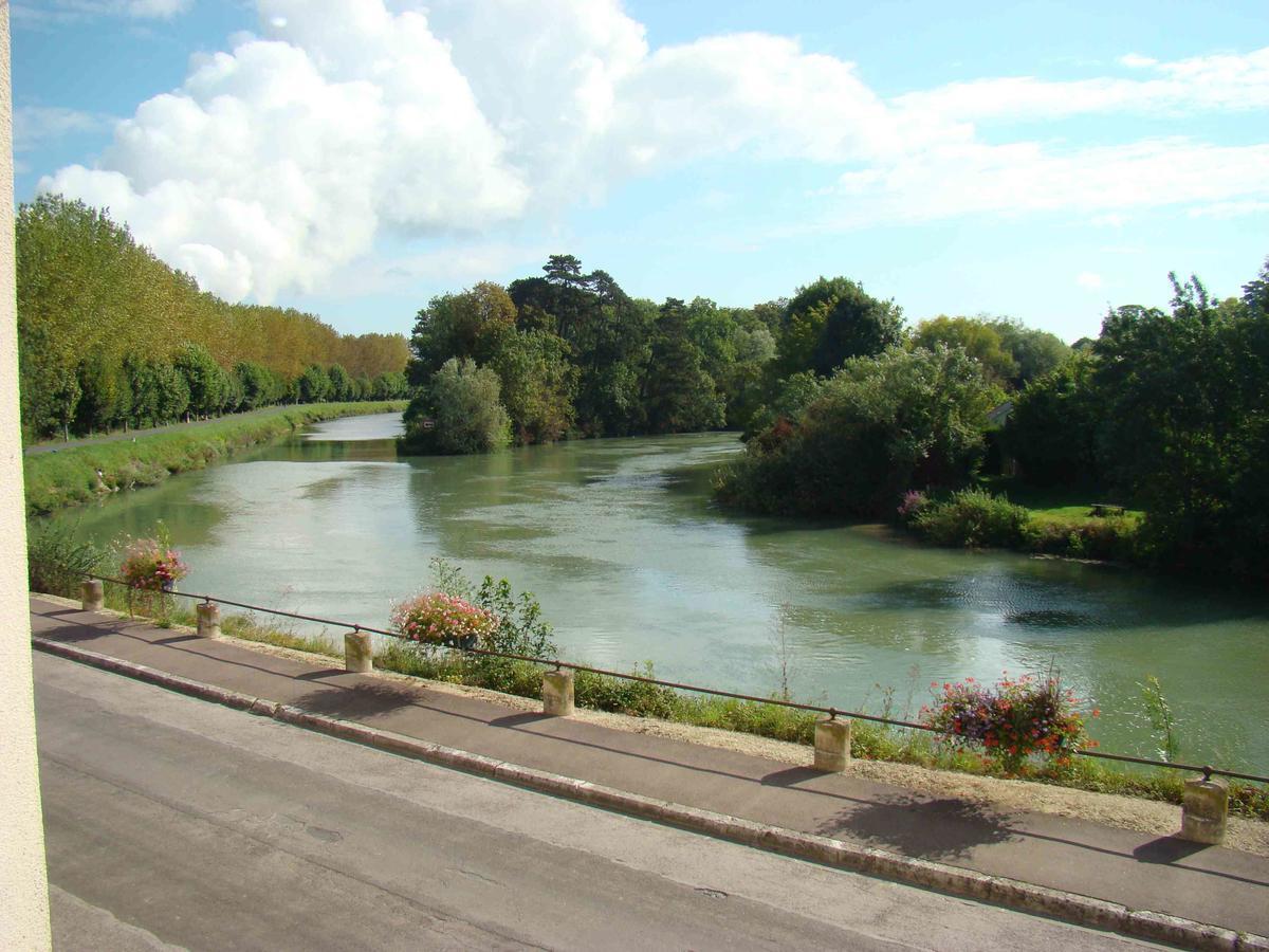 A La Belle Dame Hotel Nogent-sur-Seine Bagian luar foto